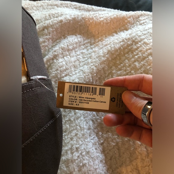 NWT TOMS Slip on Shoes - Picture 4 of 4